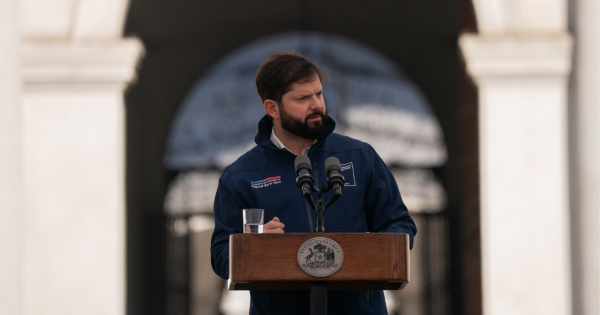 Boric se opone a eliminar contribuciones y asegura que sería “más plata de los pobres a los ricos”.