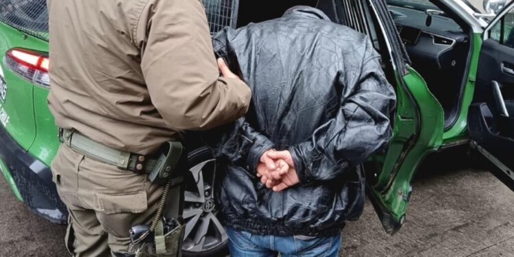 Sujeto que atacó a Carabineros con cuchillos resultó herido de bala tras denuncia por violencia intrafamiliar en Nacimiento.