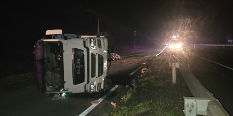 Accidente de camión en la Ruta 5 Sur, a la altura de Los Ángeles, provoca una persona lesionada.