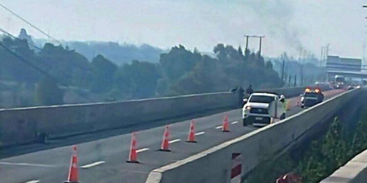 Logran rescatar a un hombre que intentó arrojarse desde el puente Coihue en Negrete.