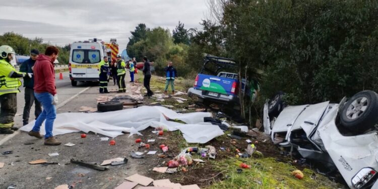 Hombre fallece tras un choque de alta energía en la Ruta 5 Sur: tres vehículos implicados.
