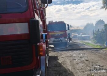Un incendio arrasó una vivienda y varias estructuras en una zona rural de Los Ángeles.