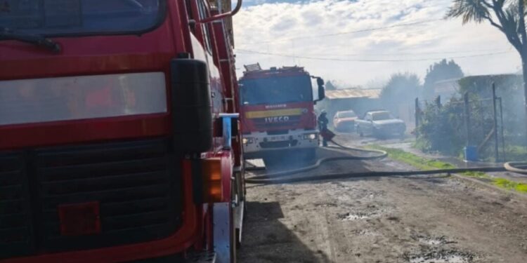 Un incendio arrasó una vivienda y varias estructuras en una zona rural de Los Ángeles.
