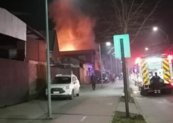 Incendio provoca alertas en Los Ángeles: Dos casas resultaron dañadas.