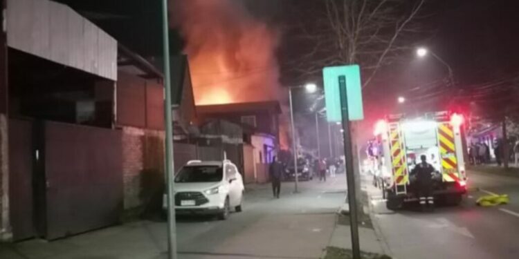 Incendio provoca alertas en Los Ángeles: Dos casas resultaron dañadas.