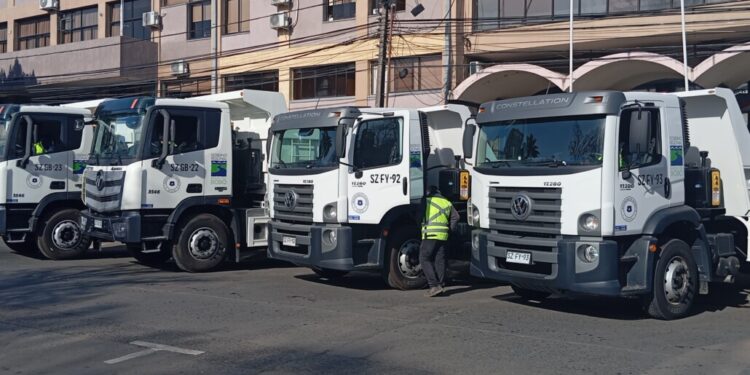 Los Ángeles fortalece su flota municipal con nuevos camiones y maquinaria para mejorar las vías rurales: inversión supera los $1,000 millones.