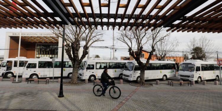 Inauguran la nueva Plaza de Armas y anuncian una significativa inversión en vehículos para Cabrero.