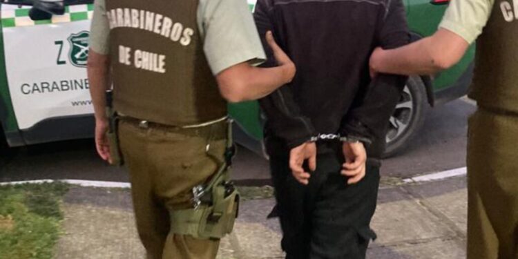 Detienen a un sujeto en Los Ángeles con un arma oculta en su tobillo.