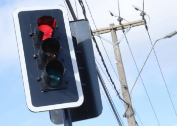 Instalan semáforos en una crucial intersección del sector norte de Los Ángeles.