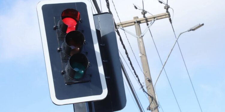 Instalan semáforos en una crucial intersección del sector norte de Los Ángeles.