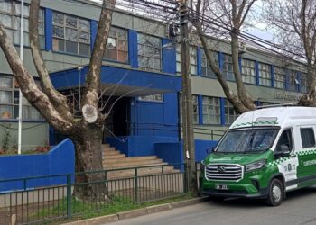 Protocolo de seguridad activado en liceo del centro de Los Ángeles debido a amenaza de tiroteo.