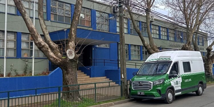 Protocolo de seguridad activado en liceo del centro de Los Ángeles debido a amenaza de tiroteo.