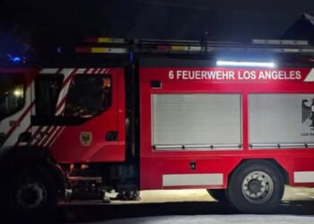 Triple colisión en Los Ángeles: dos personas en estado grave tras accidente entre un automóvil y dos motocicletas.