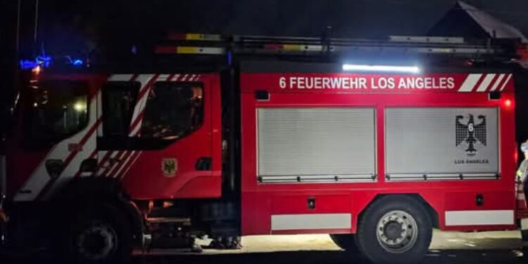 Triple colisión en Los Ángeles: dos personas en estado grave tras accidente entre un automóvil y dos motocicletas.