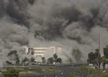 Israel realiza un bombardeo aéreo en Damasco, impactando el Ministerio de Defensa sirio.