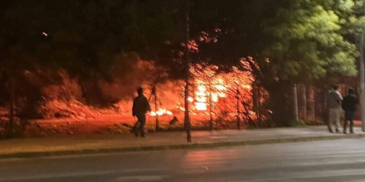 Incendio en una vivienda en Angol causa la muerte de tres personas que quedaron atrapadas.