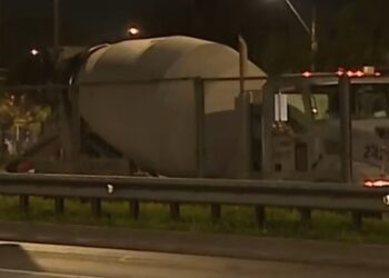 Accidente entre automóvil y camión en la Ruta 5 provoca la muerte de dos personas.