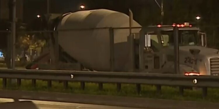 Accidente entre automóvil y camión en la Ruta 5 provoca la muerte de dos personas.