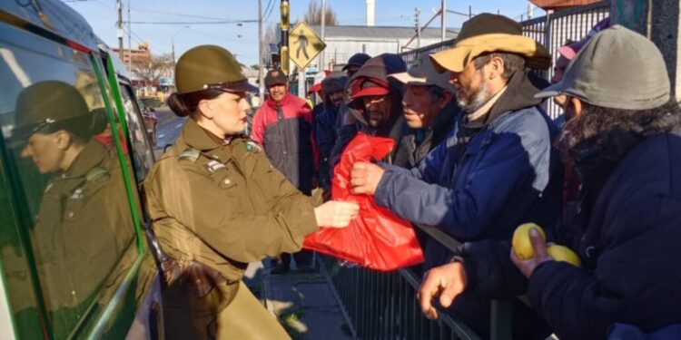 Inició el programa «Ruta Social» para ayudar a personas en situación de calle en Los Ángeles.