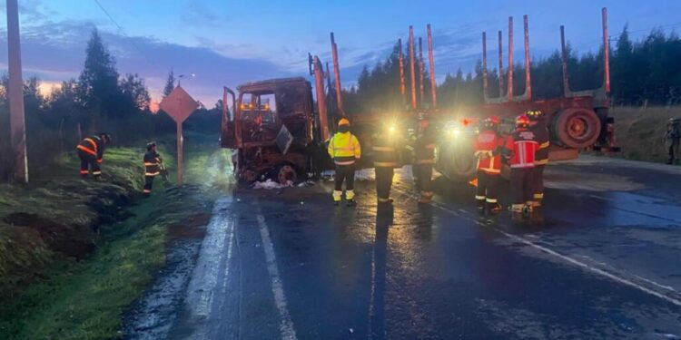 Atentado con fuego provoca la destrucción de al menos un camión: encapuchados atacaron al conductor en Angol.