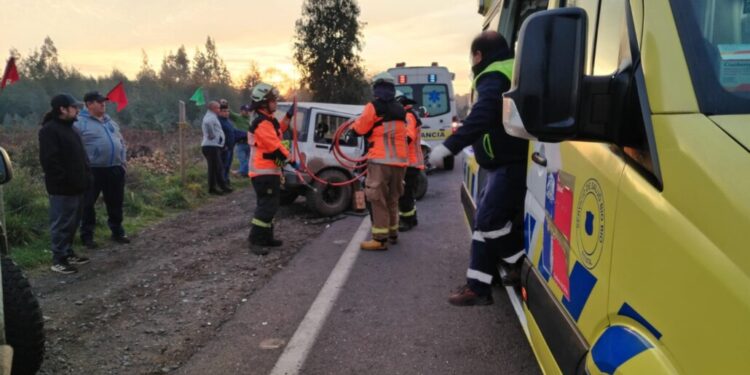 Accidente en Santa Bárbara deja heridos y personas arrestadas por agresión.