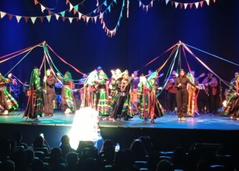 Triunfo rotundo en el Teatro Municipal angelino con “Los Ángeles rinde homenaje a la Virgen del Carmen a través del canto y la danza”