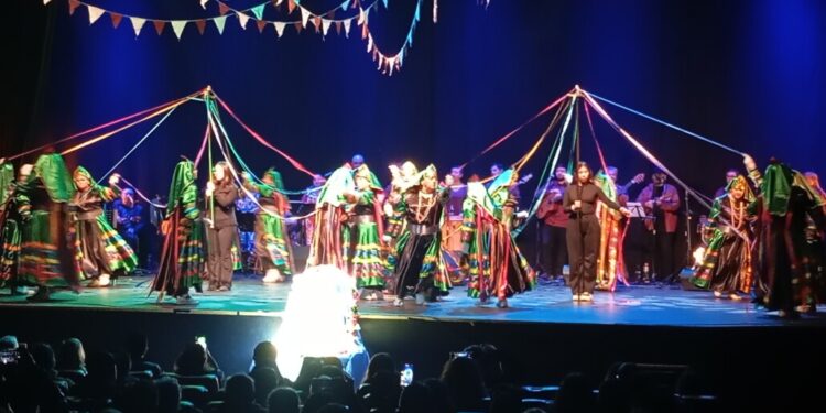 Triunfo rotundo en el Teatro Municipal angelino con “Los Ángeles rinde homenaje a la Virgen del Carmen a través del canto y la danza”