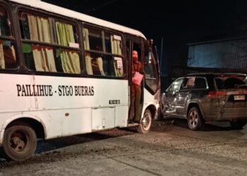 Accidente entre micro y vehículo menor causa heridos en el sur de Los Ángeles.