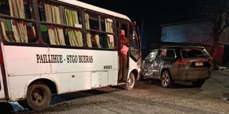 Accidente entre micro y vehículo menor causa heridos en el sur de Los Ángeles.