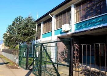 Violenta pelea en liceo de Mulchén resulta en el traslado de una alumna a urgencias del hospital de Los Ángeles.