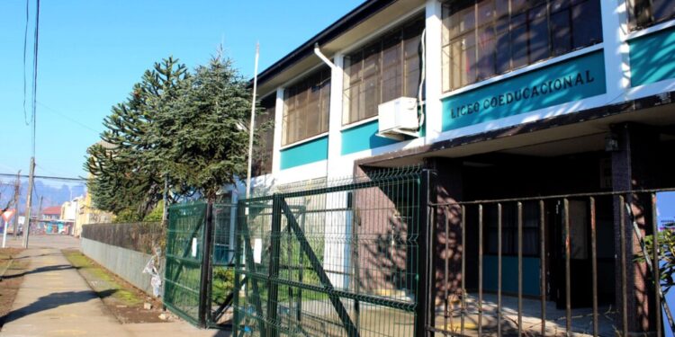 Violenta pelea en liceo de Mulchén resulta en el traslado de una alumna a urgencias del hospital de Los Ángeles.