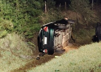 Accidente serio activa a bomberos en transitada ruta de Los Ángeles.
