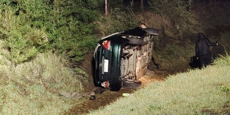 Accidente serio activa a bomberos en transitada ruta de Los Ángeles.