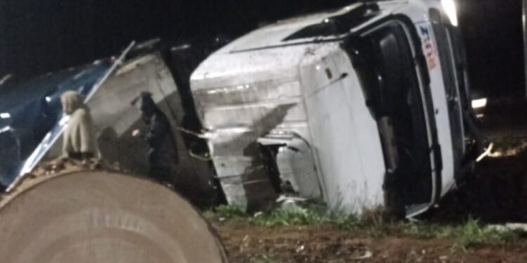 Accidente y volcamiento de camión en la Ruta 5 Sur cobra la vida de una persona.