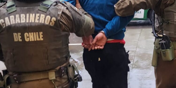 Persecución policial en el centro de Los Ángeles: tres delincuentes arrestados con droga.