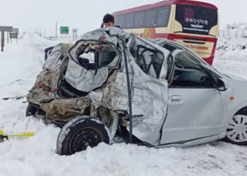 Padre e hijo fallecen en un choque entre su auto y un camión en Magallanes.