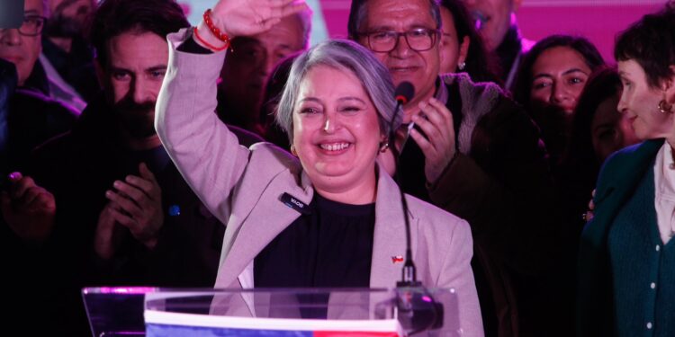Jeannette Jara encabeza la encuesta para las elecciones presidenciales de 2025.