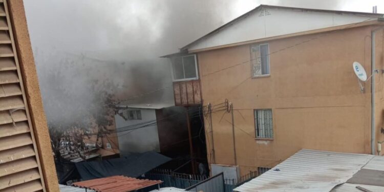 Tragedia en Quilicura: un incendio cobra la vida de una madre y sus bebés gemelos.