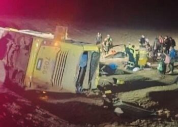 Cuatro personas fallecieron tras el vuelco de un autobús en la ruta 5 Norte de Taltal.