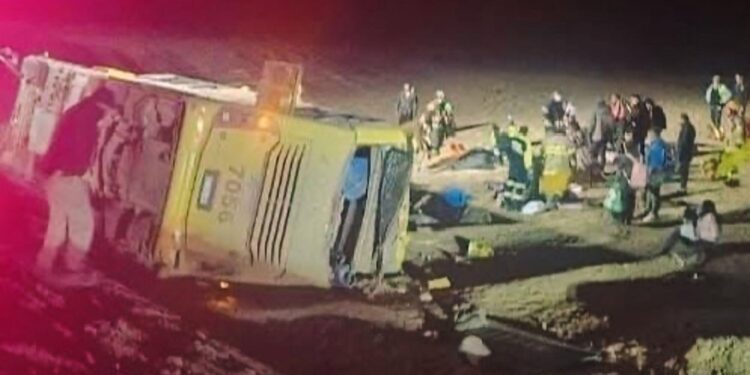 Cuatro personas fallecieron tras el vuelco de un autobús en la ruta 5 Norte de Taltal.
