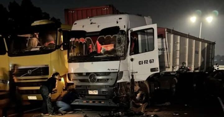 Una persona ha perdido la vida en una colisión entre tres camiones y un automóvil en Cartagena, donde uno de los vehículos de gran peso volcó.