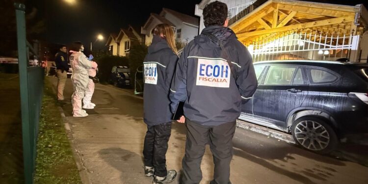 Un hombre de 34 años falleció y su hijastra de 13 resultó gravemente herida tras ser baleados en Maipú: se está investigando un posible ajuste de cuentas.