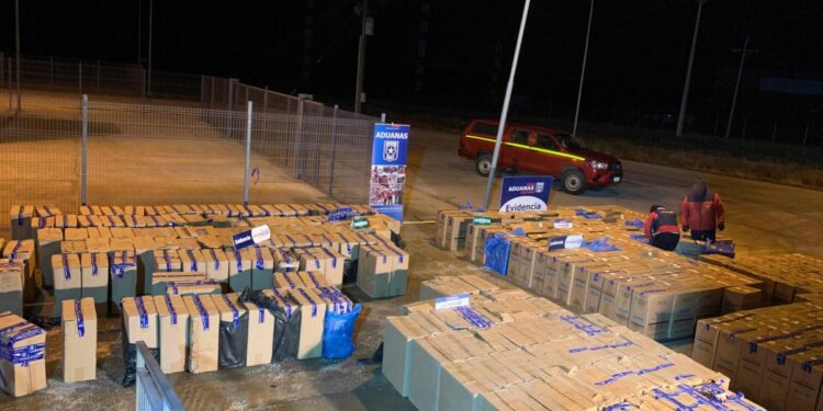 Fiscalización revela la incautación de más de 197 mil cajetillas de cigarrillos de contrabando en el paso fronterizo de la región de Aysén.