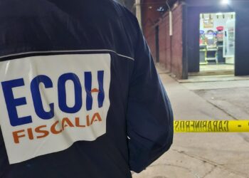 Una joven de 23 años se encuentra en estado crítico tras un ataque armado en un local comercial de Recoleta.