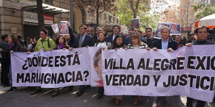Autoridades municipales se manifiestan en La Moneda demandando justicia por María Ignacia González.