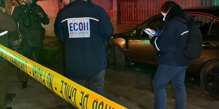 Detienen a adolescentes heridos de bala en un auto relacionado con un homicidio en Recoleta: uno de 16 años está grave y otro de 13 salió ileso.