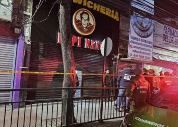 Disparos acaban con la vida de un hombre que estaba acompañado por otros dos en una fuente de soda en La Cisterna: se informa que sus acompañantes habrían huido con heridas.