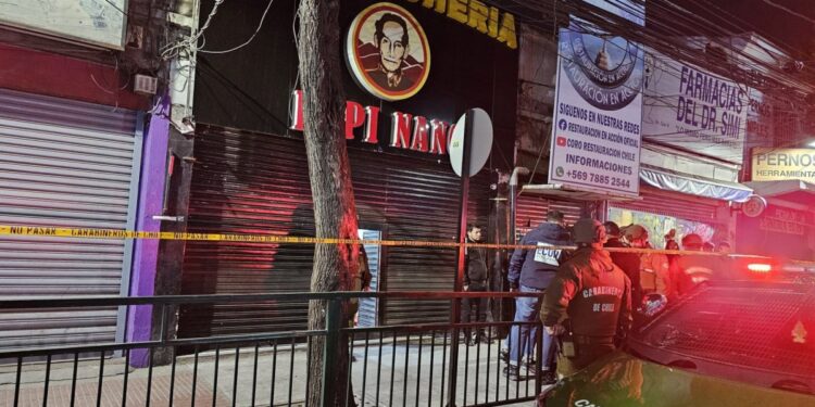 Disparos acaban con la vida de un hombre que estaba acompañado por otros dos en una fuente de soda en La Cisterna: se informa que sus acompañantes habrían huido con heridas.