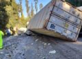 Impactante accidente vial en Valparaíso: camión de gran tonelaje volcó su contenedor cargado en el camino La Pólvora.