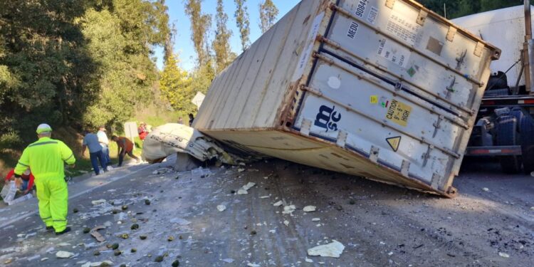 Impactante accidente vial en Valparaíso: camión de gran tonelaje volcó su contenedor cargado en el camino La Pólvora.